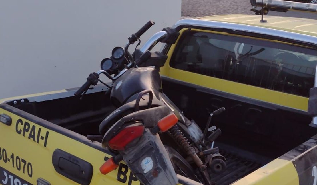 Moto roubada é recuperada na zona rural de Pão de Açúcar