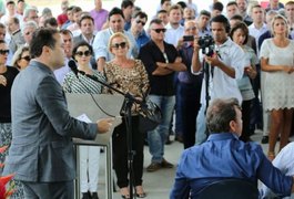 Política de atração de empresas é saída para crise, diz governador