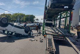 Motorista capota carro após se distrair e subir em rampa de carreta cegonha, em Arapiraca