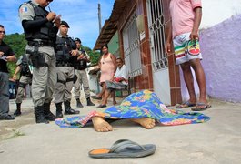 Assassinos matam jovem de 16 anos e deixa pai baleado em Maceió