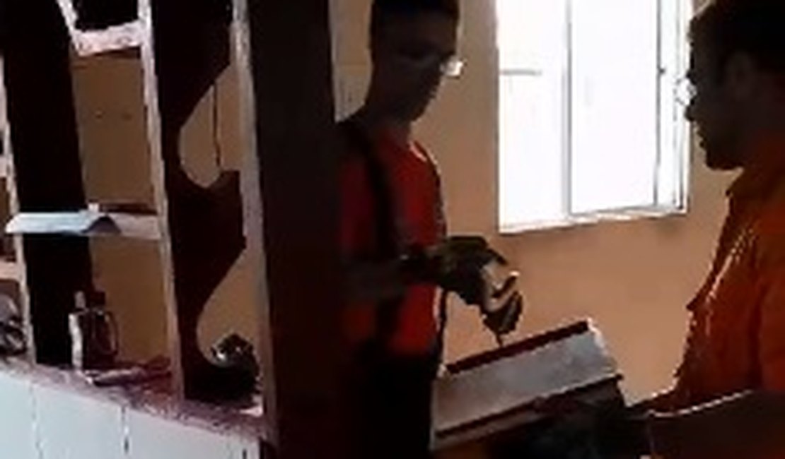 Corpo de Bombeiros resgata cobra que apareceu em sala e assustou moradores no Sertão alagoano