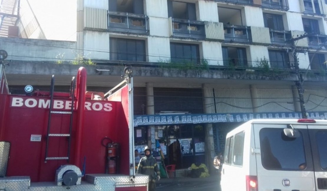 Bombeiros combatem princípio de incêndio em antigo prédio do INSS
