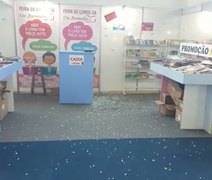 Placa de vidro desaba durante Bienal do livro; veja o vídeo