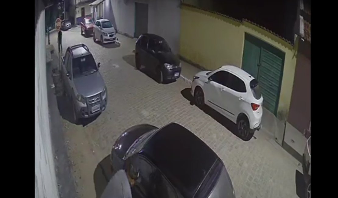 Câmera de segurança flagra arrombamento e furto de veículo, em Arapiraca; assista