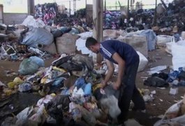 Catador de recicláveis devolve R$ 5 mil em dólares encontrados em lixo