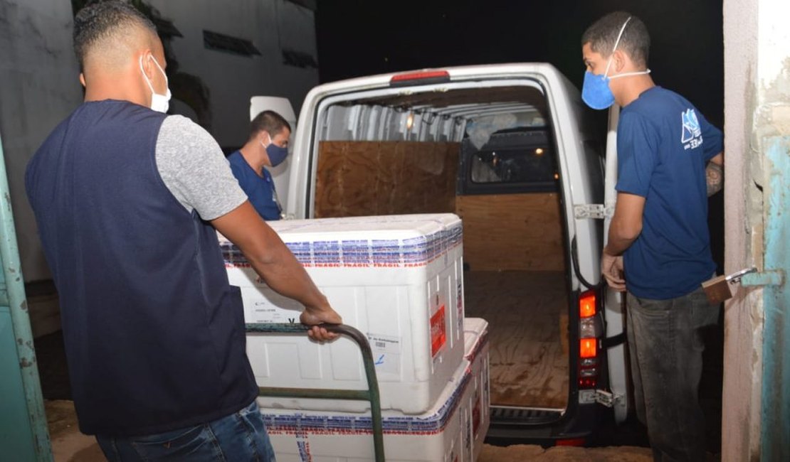 Alagoas recebe 40.960 doses de vacinas Astrazeneca e Pfizer