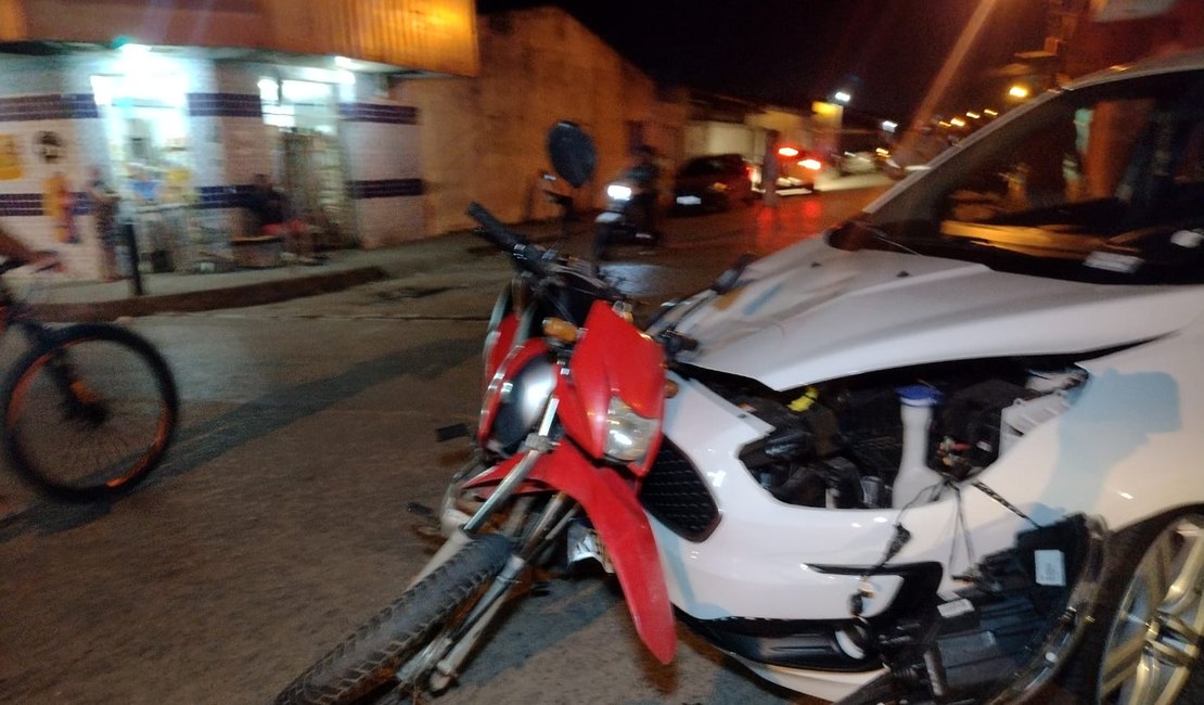 Colisão entre carro e moto deixa motociclista ferido, em Arapiraca