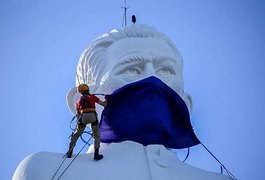 Estátua de Padre Cícero recebe máscara em prol da conscientização contra o coronavírus