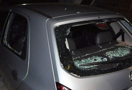 Mulher faz xixi no banco do carro do ex-namorado e quebra vidros do veículo