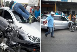 Motociclista é arremessado ao para-brisa de carro em acidente em Arapiraca