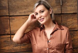 Andressa Urach participa de projeto social e auxilia prostitutas no Rio