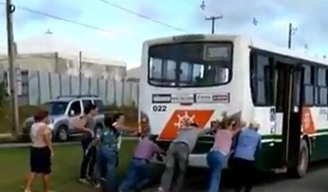 Passageiros descem para empurrar ônibus quebrado em Maceió