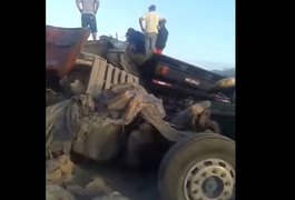 VÍDEO: Carreta sem freio bate em caminhões e motorista fica preso às ferragens, na BR 101