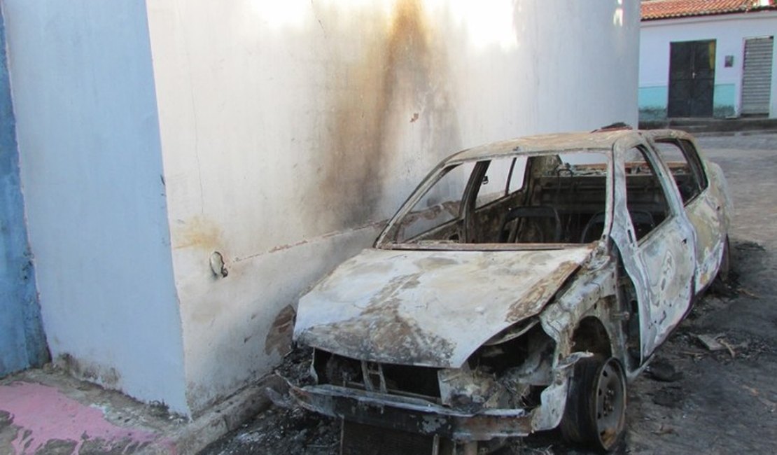 Veículo roubado em Arapiraca é encontrado incendiado em São Miguel dos Campos