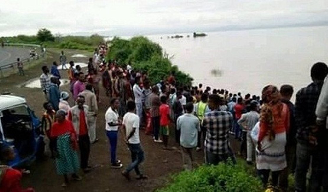 Pastor é morto por crocodilo durante cerimônia de batismo em lago