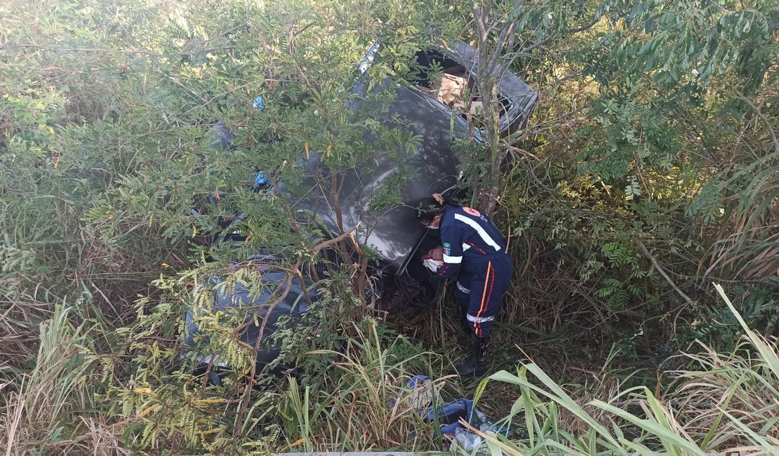 Motorista fica preso às ferragens durante capotamento de carro em São Sebastião