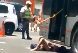 Moradora de rua come parte de cérebro de homem que teve a cabeça esmagada por ônibus