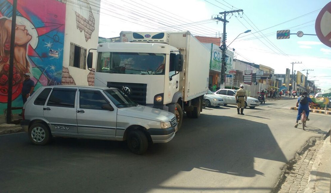 Imprudência ao volante provoca acidente e deixa trânsito lento no Centro de Arapiraca