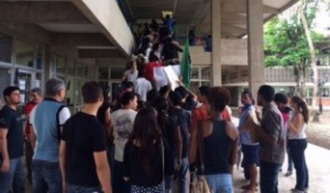 Alunos da Ufal organizam manifestação contra possível greve dos professores