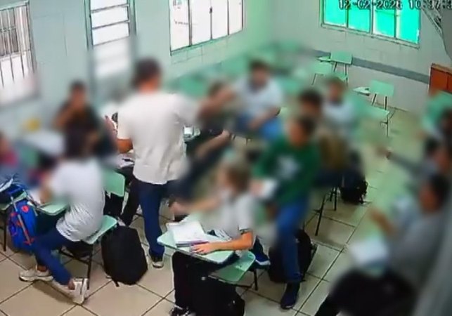 Professor é indiciado por injúria racial após associar aluno negro a chimpanzé em sala de aula, em Maceió