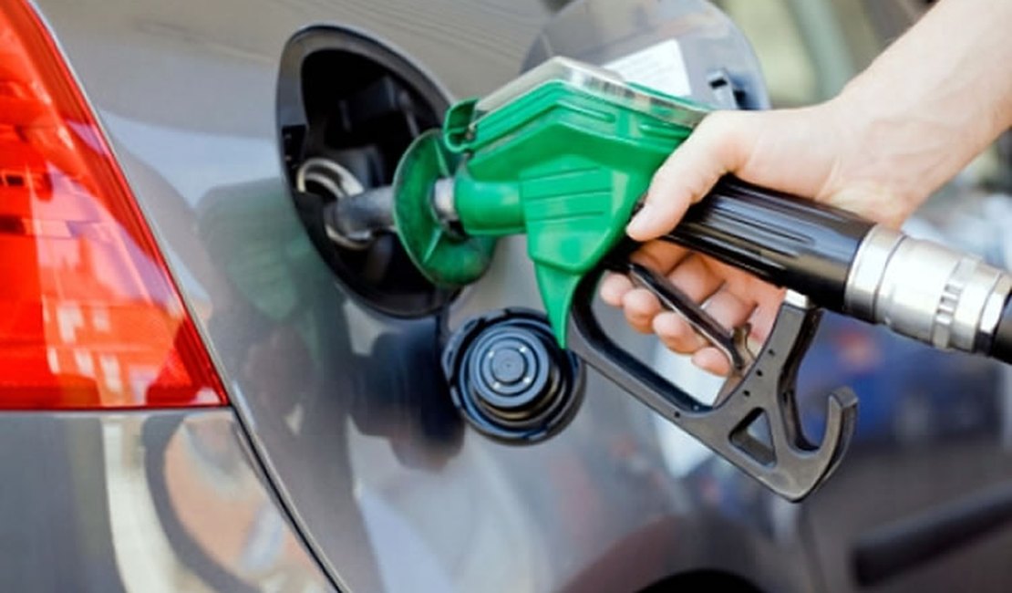 Preço da gasolina cai em AL, mas custo ainda está acima da média nacional
