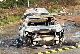 VÍDEO: Carro de motorista de aplicativo pega fogo e fica destruído em Arapiraca; veja como ajudar campanha solidária