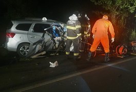 Veículo de passeio colide na traseira de retroescavadeira e uma pessoa morre no Litoral Norte