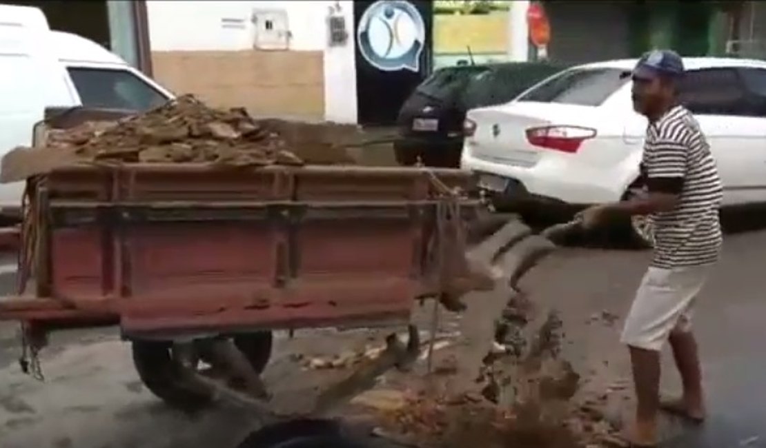 VÍDEO: Mulher manda tapar buracos de rua de Arapiraca com restos de construção