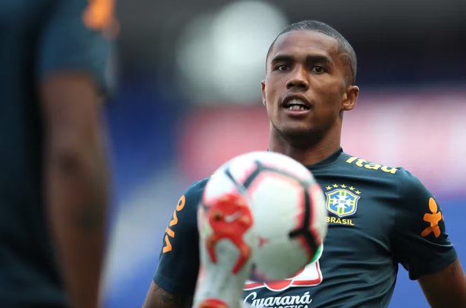 Ex-Grêmio e Seleção Brasileira, Douglas Costa tem prisão decretada por dívida de R$ 492 mil em pensão alimentícia
