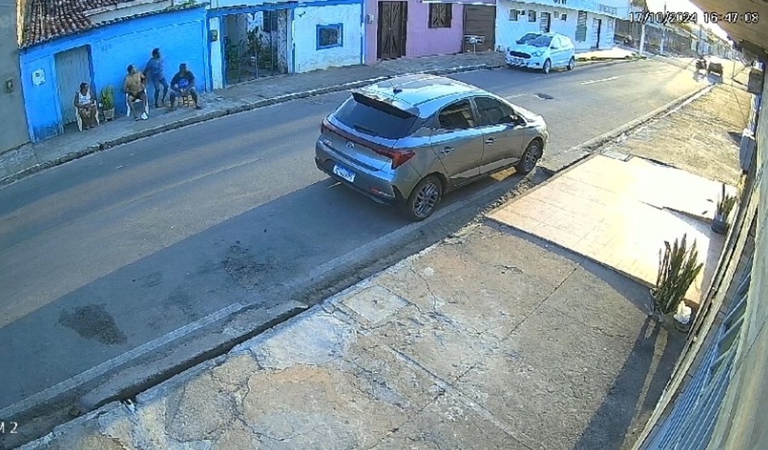 Motocicleta colide contra carro em cruzamento de via no bairro Brasília, em Arapiraca