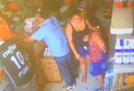 Vídeo. Câmeras de segurança flagram mulheres furtando estabelecimentos comerciais