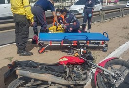 Mototaxista fica ferido em colisão com carro em frente ao shopping em Arapiraca