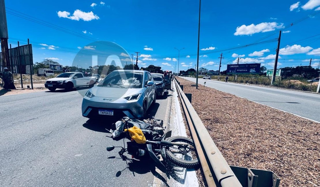 Engavetamento envolvendo quatro carros e uma moto é registrado na AL-220, em Arapiraca