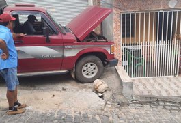 Caminhonete D-20 sofre pane, desce ladeira e atinge muro de residência, em Santana do Ipanema