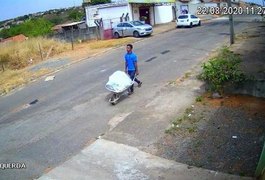 VÍDEO. Polícia procura homem que carregava corpo esquartejado em carrinho-de-mão