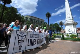 Avós da Praça de Maio encontram 140° neto sequestrado pela ditadura
