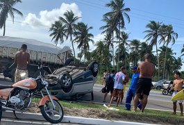 Morre idoso arremessado de carro após capotamento em Maceió