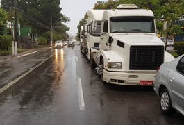 Caminhões liberam Av. Fernandes Lima, em Maceió, após negociação