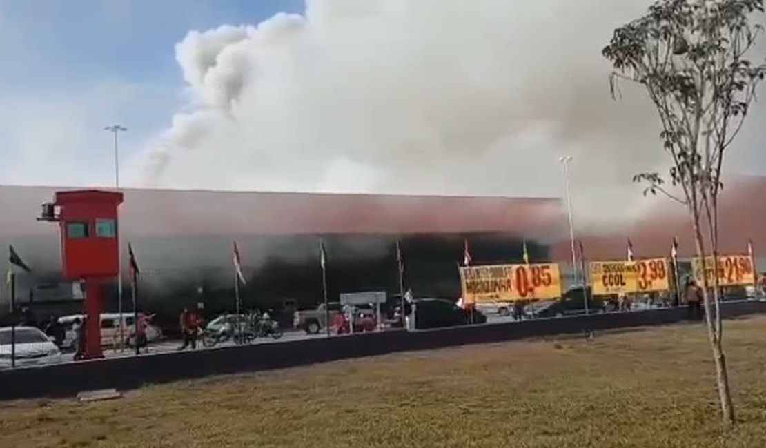Incêndio de grandes proporções atinge Atacadão em Vitória da Conquista