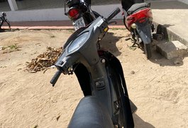 Ciclomotor com queixa de furto é recuperado após ser flagrado trafegando pela praça Marques, em Arapiraca