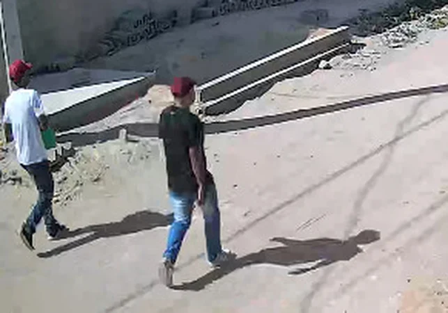 Homem e criança são deixados a pé e assaltantes fogem com moto em Arapiraca: 'Mão na cabeça, é polícia'