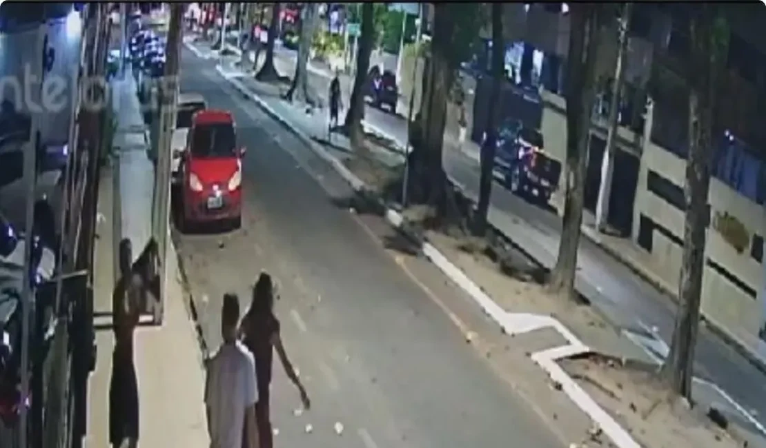 Vídeos flagram dupla assaltando pedestres na Ponta Verde, em Maceió; assista