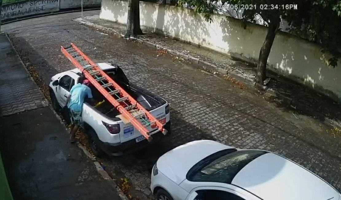Vídeo: Ao notar caixa de ferramentas em picape estacionada, homem realiza furto em Arapiraca