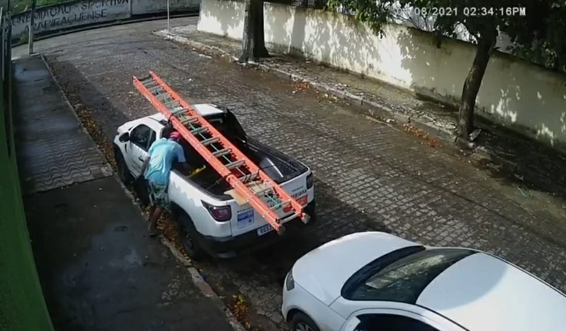 Vídeo: Ao notar caixa de ferramentas em picape estacionada, homem realiza furto em Arapiraca