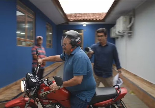 'Vou em casa e já volto': Vereador cassado por compra de voto foge de moto após pergunta de repórter no PR