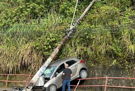 Motorista perde controle da direção após carro aquaplanar na pista e derruba poste em Maceió