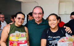 Prefeitura de Junqueiro entrega cestas básicas a famílias atendidas pela Casa da Sopa