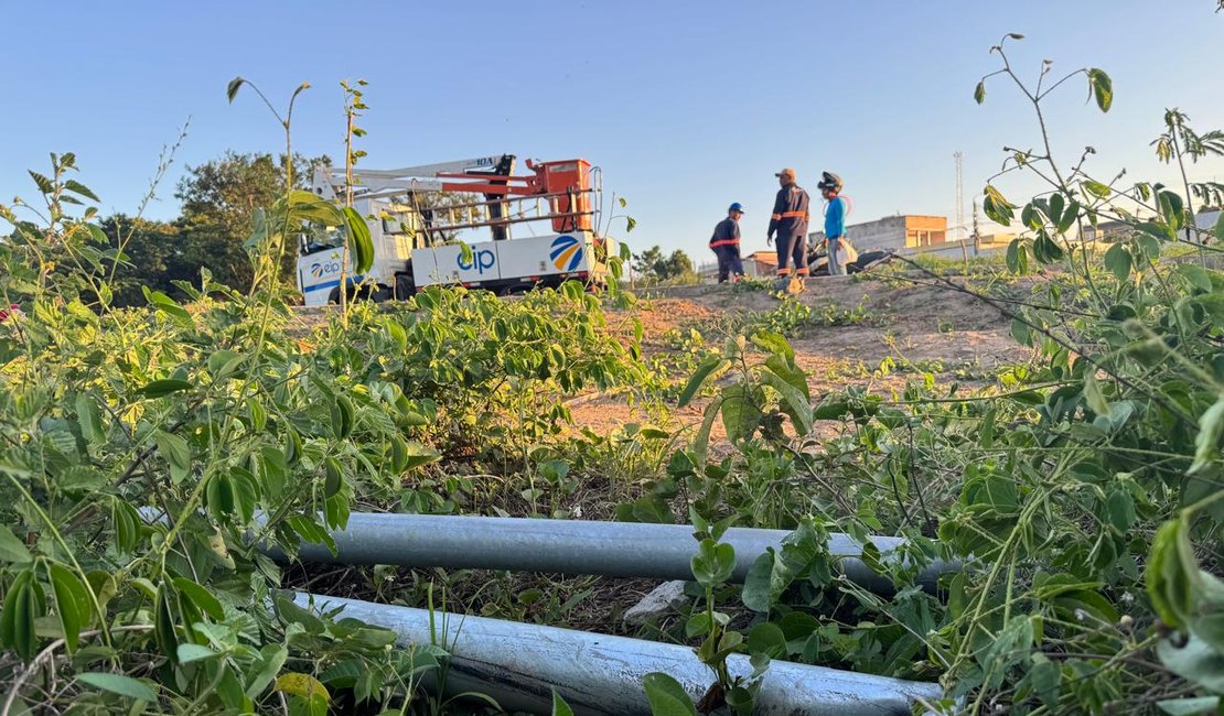 Carro capota após atingir e derrubar poste de iluminação pública na Marginal do Riacho Piauí