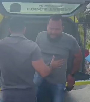 Motorista de acidente que vitimou motociclista em Maceió chora ao ser preso; assista