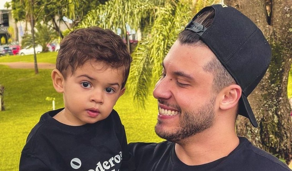 Léo, filho de Murilo Huff e Marília Mendonça, encanta ao surgir cantando música do pai